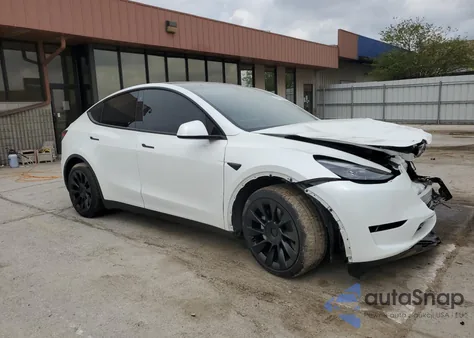 2023 Tesla Model Y z USA, uszkodzony, nr VIN 7SAYGAEE9PF686434
